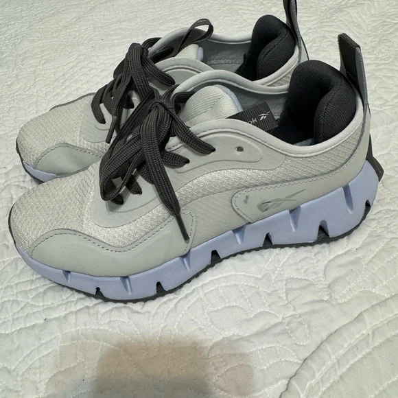 Reebok Women’s Sneakers in Gray and Black - Picture 3 of 9
